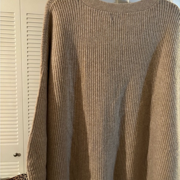 TAN LADIES SWEATER. - Picture 5 of 5